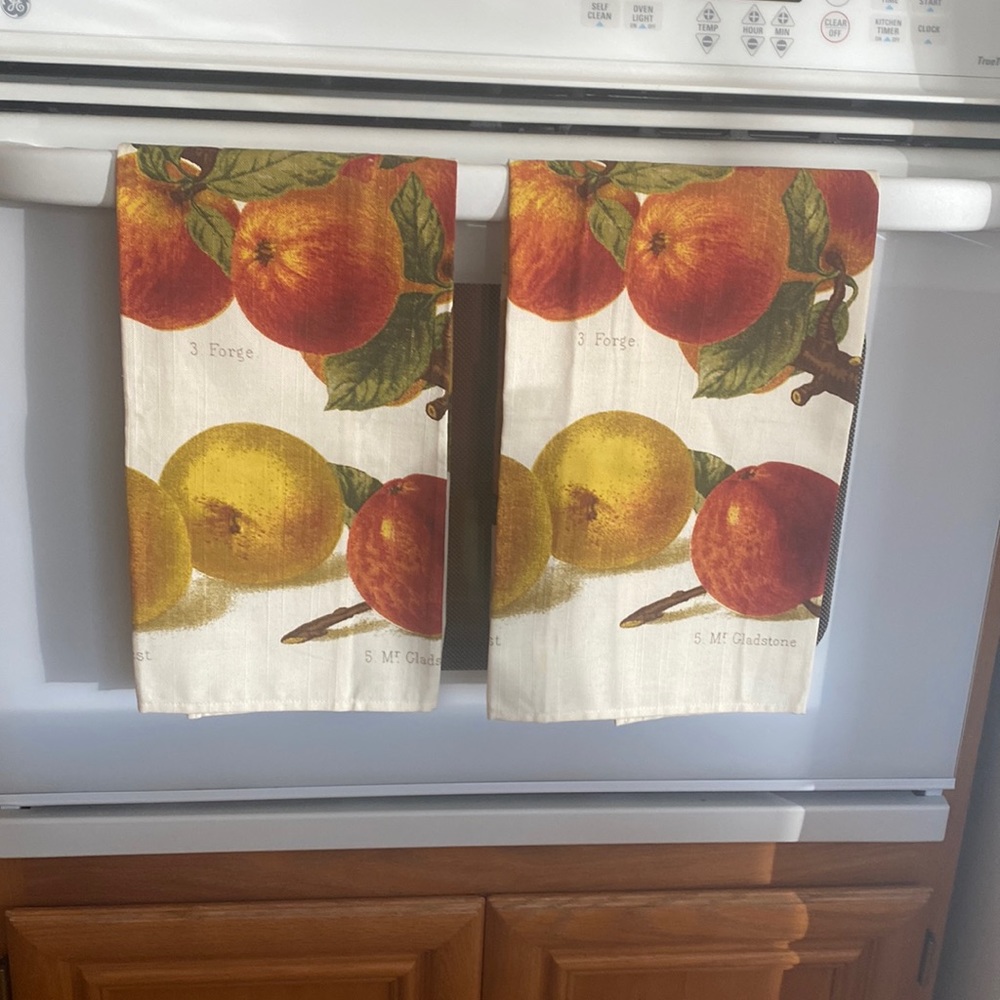WILLIAM SONOMA KITCHEN TOWELS, 100% COTTON LIKE NEW. The price is a bundle